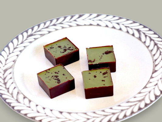 CACAOKOBO TRIBUTE BONSAÏ Matcha & Dark Chocolate squares with organic matcha and rich dark chocolate.